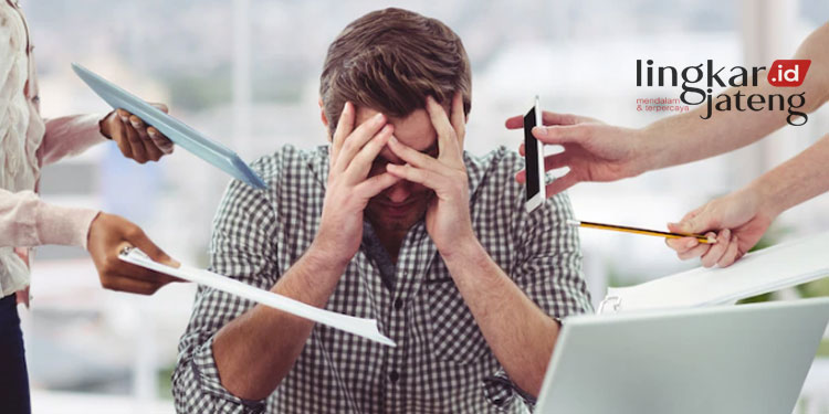 ILUSTRASI: Stres yang dialami oleh karyawan. (Sumber Gambar: Freepik @creativeart/Lingkarjateng.id)