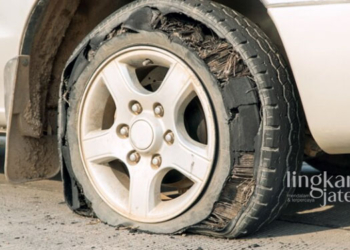 ILUSTRASI: Ban mobil mengalami flat spot karena lama tak dipakai. (Freepik @toa55/Lingkarjateng.id)