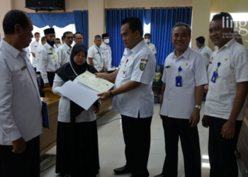 92 Tenaga Kependidikan di Blora Terima SK Kenaikan Pangkat 29 SIMBOLIS: Bupati Blora, Arief Rohman secara simbolis menyerahkan SK kepada Kenaikan Pangkat dari Badan Kepegawaian Daerah kepada ASN di Aula Kantor Dinas Pendidikan. (Dok. Humas Pemkab Blora/Lingkarjateng.id)