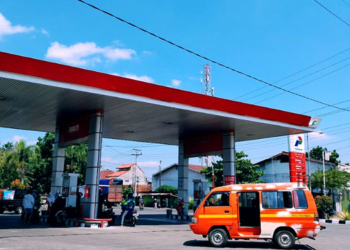 MENGANTRE: Sejumlah kendaraan tampak antre di SPBU area Pati Kota. (Aziz Afifi/Lingkarjateng.id)