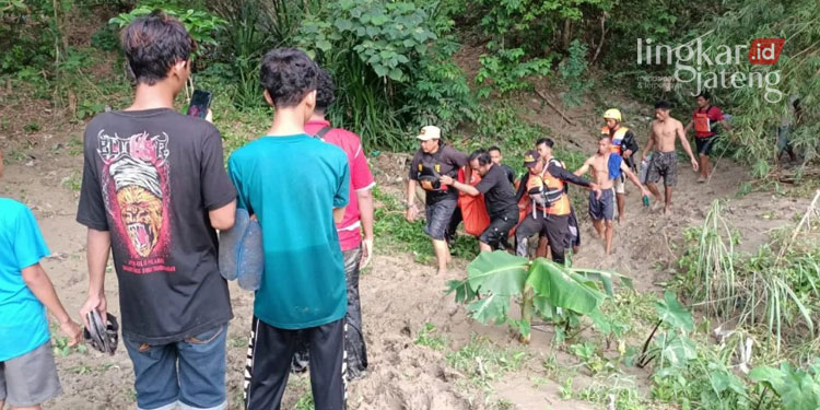 MENGEVAKUASI: Tim SAR gabungan tengah mengevakuasi korban yang tenggelam di Sungai Sungai Wulung, Kecamatan Randublatung, Kabupaten Blora pada Minggu, 16 Oktober 2022. (Instagram @_infoblora/Lingkarjateng.id)