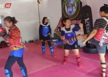 SEMANGAT: Atlet Muay Thai saat berlatih di sasana di Desa Kemloko, Kecamatan Godong, Grobogan. (Muhamad Ansori/Lingkarjateng.id)