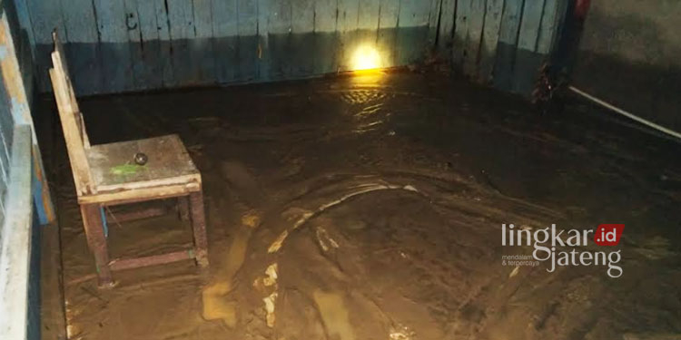 Banjir Bandang Rendam 25 Rumah Warga Ngaringan Grobogan 25 BANJIR: Kondisi salah satu rumah warga di Kecamatan Ngaringan, Kabupaten Grobogan yang sempat terendam banjir bandang pada Kamis, 13 Oktober 2022 malam. (Muhamad Ansori/Lingkarjateng.id)