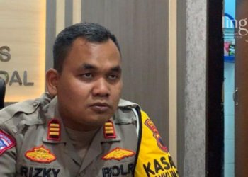 MENJELASKAN: Kasatlantas Polres Kendal, AKP Rizky Widyo Pratomo saat ditemui awak media pada Rabu, 5 Oktober 2022. (Istimewa/Lingkarjateng.id)