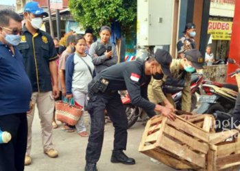 MENERTIBKAN: Petugas Satpol PP Semarang menertibkan pedagang liar yang menempati jalan Pasar Genuksari Semarang pada Kamis, 27 Agustus 2022. (Adimungkas/Lingkarjateng.id)