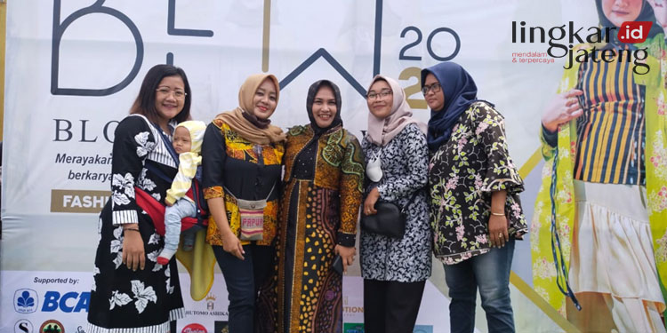 BERPOSE: Wakil Bupati Blora, Tri Yuli Setyowati kompak foto bersama pelaku UMKM dalam Blora Fashion Week 2022. (Lilik Yuliantoro/Lingkarjateng.id)