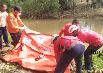 EVAKUASI: Tim SAR Gabungan saat melakukan evakuasi bocah tenggelam di Sungai Teleng, Desa Sumurgede, Kecamatan Godong, Kabupaten Grobogan pada Minggu, 23 Oktober 2022. (Muhamad Ansori/Lingkarjateng.id)