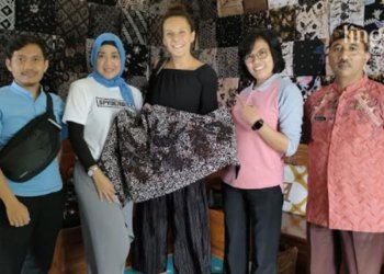 MENGUNJUNGI: Juliette Arrial seorang wisatawan asal Perancis saat mengunjungi Wisata Batik Pati di Desa Bakaran Wetan, Kecamatan Juwana, Kabupaten Pati belum lama ini. (Arif Febriyanto/Lingkarjateng.id)