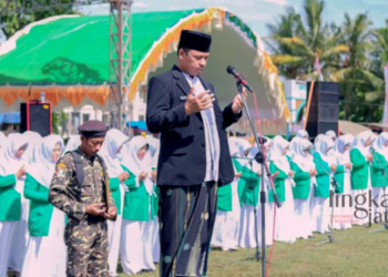 KHIDMAT: Camat Dukuhseti Agus Sunarko, S.STP., MSI. memimpin upacara Hari Santri Nasional di lapangan Kecamatan Dukuhseti, Kabupaten Pati, Jawa Tengah pada Sabtu, 22 Oktober 2022. (Istimewa/Lingkarjateng.id)