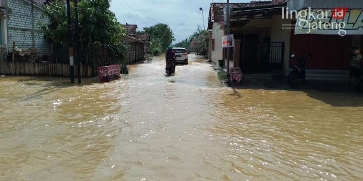 TERENDAM BANJIR: Banjir merendam 8 kecamatan di Kabupaten Pati pada Sabtu, 15 Oktober 2022. (Arif Febriyanto/Lingkarjateng.id)