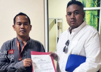 MELAPORKAN: Kuasa Hukum Pelapor, Bowo Setiyadi dan Akhmad Kholik (pelapor) saat melaporkan Kapolsek Kradenan AKP Lamsir atas dugaan tindak pidana penganiayaan. (Istimewa/Lingkarjateng.id)