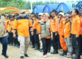 Dihadiri 119 Komunitas, Rembang Jadi Tuan Rumah Jambore Relawan se-Indonesia 28 MENINJAU: Wakil Bupati Rembang, Mochamad Hanies Cholil Barro bersama Bergas Catursasi Penanggungan Kepala BPBD Jateng mengecek kesiapan ribuan relawan. (R. Teguh Wibowo/Lingkarjateng.id)