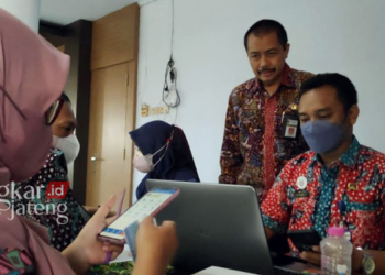 Dindukcapil Rembang sebut e-KTP Belum Bisa Digunakan di Semua Lembaga 29 REGISTRASI: Kepala Dindukcapil Rembang, Suparmin memantau proses registrasi identitas kependudukan digital oleh petugas Dindukcapil beberapa waktu lalu. (R Teguh Wibowo/Lingkarjateng.id)