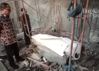 MENGUNJUNGI: Sekda Izwar Aminuddin saat mengunjungi makam yang diduga petilasan Ki Ageng Pandanaran di SMPN 38 Semarang. (Adimungkas/Lingkarjateng.id)