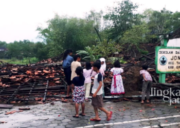 RUSAK PARAH: Bangunan Kelas IV SDN 02 Jono, Kecamatan Tawangharjo, Kabupaten Grobogan roboh akibat diterjang angina kencang pada Minggu, 9 Oktober 2022. (Istimewa/Lingkarjateng.id)