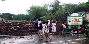 RUSAK PARAH: Bangunan Kelas IV SDN 02 Jono, Kecamatan Tawangharjo, Kabupaten Grobogan roboh akibat diterjang angina kencang pada Minggu, 9 Oktober 2022. (Istimewa/Lingkarjateng.id)