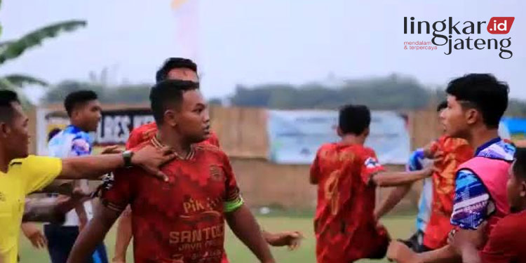 RICUH: Pertandingan sepak bola antara PSJ Jungsemi melawan Arseba FC di Lapangan Desa Sendangdawung pada Minggu, 2 Oktober 2022. (Istimewa/Lingkarjateng.id)