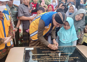 SIMBOLIS: Gubernur Jawa Tengah, Ganjar Pranowo menandatangani prasasti peresmian Fly Over Ganefo di Kecamatan Mranggen, Kabupaten Demak. (Dok. Humas Pemprov Jateng/Lingkarjateng.id)