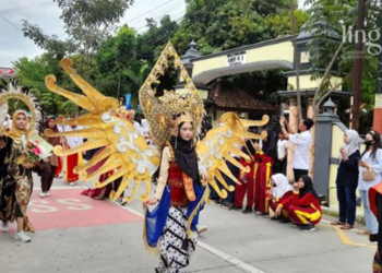 MERIAH: Lomba Pawai Keagamaan dalam rangka Hari Santri Nasional 2022 di Alun-Alun Kabupaten Kendal. (Arvian Maulana/Lingkarjateng.id)