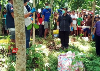 MENGEVAKUASI: Petugas setempat saat mengevakuasi mayat yang ditemukan di dalam tas, Desa Kepuk, Kecamatan Bangsri, Kabupaten Jepara pada Jumat, 28 Oktober 2022. (Sumber: Youtube Nahaz CN/Lingkarjateng.id)
