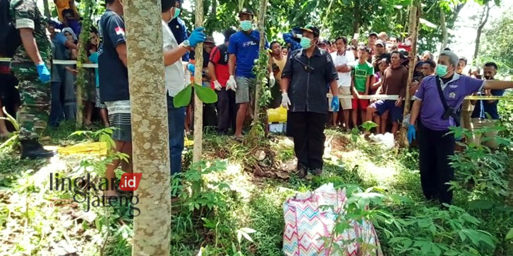 MENGEVAKUASI: Petugas setempat saat mengevakuasi mayat yang ditemukan di dalam tas, Desa Kepuk, Kecamatan Bangsri, Kabupaten Jepara pada Jumat, 28 Oktober 2022. (Sumber: Youtube Nahaz CN/Lingkarjateng.id)