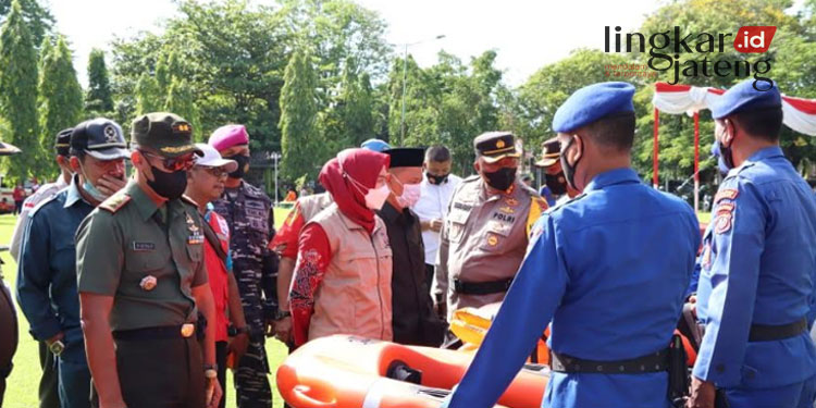 MENGECEK: Bupati Demak, Eisti’anah memastikan seluruh sarpras penanganan bencana. (Tomi Budianto/Lingkarjateng.id)