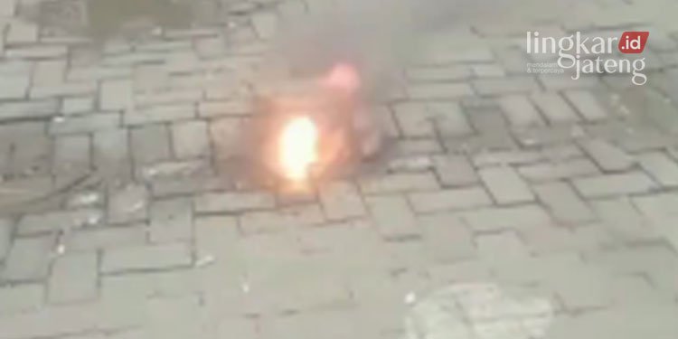 VIDEO VIRAL: Percikan api bercampur lumpur di Pasar Sido Makmur Blora. (Instagram @_infoblora/Lingkarjateng.id)