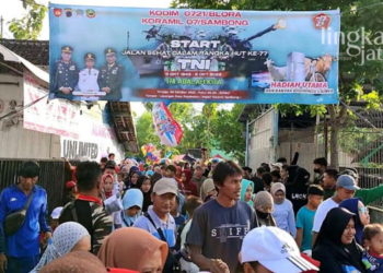 ANTUSIAS : Ribuan warga antusias mengikuti jalan sehat yang digelar Kodim 0721/Blora dalam rangka memperingati HUT ke-77 TNI di lapangan Pojokwatu Kecamatan Sambong, Blora pada Minggu, 9 Oktober 2022. (Lilik Yuliantoro/Lingkarjateng.id)