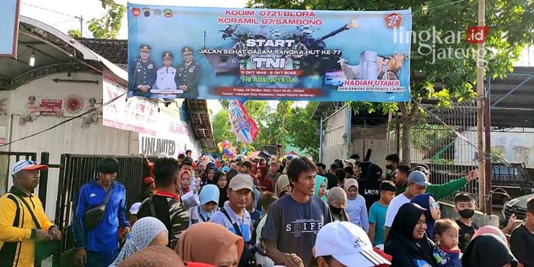 HUT ke-77 TNI, Ribuan Warga Tumpah Ruah Ikuti Jalan Sehat di Sambong Blora 25 ANTUSIAS : Ribuan warga antusias mengikuti jalan sehat yang digelar Kodim 0721/Blora dalam rangka memperingati HUT ke-77 TNI di lapangan Pojokwatu Kecamatan Sambong, Blora pada Minggu, 9 Oktober 2022. (Lilik Yuliantoro/Lingkarjateng.id)