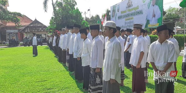 KHIDMAT: Para santri di Kabupaten Rembang mengikuti upacara Hari Santri Nasional, baru-baru ini. (R. Teguh Wibowo/Lingkarjateng.id)