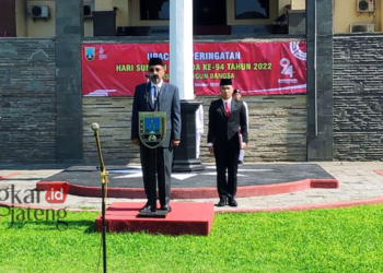 UPACARA: Bupati Rembang, Abdul Hafidz saat menjadi inspektur upacara peringatan Hari Sumpah Pemuda ke-94 di halaman kantor Bupati Rembang pada Jumat, 28 Oktober 2022. (R Teguh Wibowo/Lingkarjateng.id)