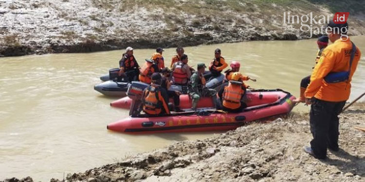 MENCARI: Tim Gabungan tengah menyusuri Sungai Lusi, Kecamatan Purwodadi untuk mencari korban tenggelam pada Minggu, 30 Oktober 2022. (Dok. Facebook @Sentot Nugroho/Lingkarjateng.id)