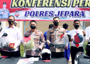 KONFERENSI PERS: Polres Jepara menunjukkan barang bukti kasus pembunuhan dalam konferensi pers pada Senin, 31 Oktober 2022. (Dok. Humas Polres Jepara/Lingkarjateng.id)