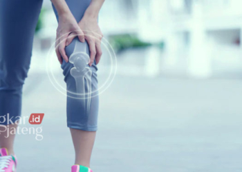 ILUSTRASI: Seorang wanita mengalami tanda-tanda osteoporosis. (Freepik @user7350813/Lingkarjateng.id)