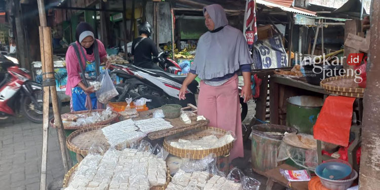 BERDAGANG: Milla (58), pedagang tahu tempe di Pasar Karangayu Semarang, Kecamatan Semarang Barat, Kota Semarang. (Adimungkas/Lingkarjateng.id)