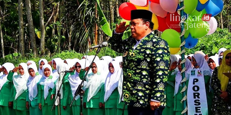 PEMBUKAAN: Wakil Bupati Kendal, Windu Suko Basuki saat membuka Porsema 2022 di Lapangan Sukorejo Kabupaten Kendal. (Arvian Maulana/Lingkarjateng.id)