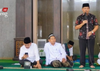 MENYAMPAIKAN: Asisten II Sekda Dyar Susanto saat Safari Jumat di Masjid Darrurahman Bandungrejo, Kecamatan Kalinyamatan pada Jumat, 7 Oktober 2022. (Dok. Humas Pemprov Jateng/Lingkarjateng.id)