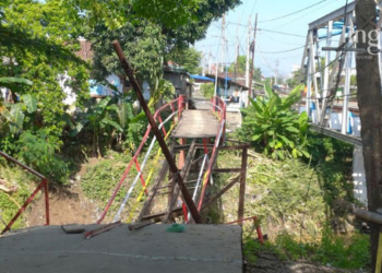 TERPUTUS: Kondisi jembatan Sasak yang rusak dan terputus usai diterjang arus sungai yang deras. (Arvian Maulana/Lingkarjateng.id)