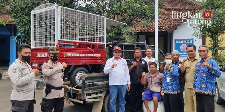Jual Mainan dalam Keterbatasan, Sujiyanto Terima Bantuan Motor Roda Tiga di Dukuhseti Pati 25 Jual Mainan dalam Keterbatasan, Sujiyanto Terima Bantuan Motor Roda Tiga di Dukuhseti Pati