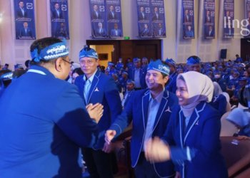 USAI PELANTIKAN: Ketum AHY saat memberikan selamat kepada ketua dan pengurus DPC Partai Demokrat se-Jateng usai pelantikan di Magelang pada Senin, 3 Oktober 2022. (Istimewa/Lingkarjateng.id)