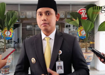 MENJELASKAN: Bupati Kendal, Dico M Ganinduto saat dimintai keterangan pada awak media. (Istimewa/Lingkarjateng.id)