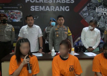 GELAR PERKARA: Polrestabes Semarang saat menghadirkan pelaku penganiayaan pemandu karaoke di depan Wisma Karaoke Arum Dalu, Jalan Argorejo IV Kompleks Lokalisasi Sunan Kuning. (Dok. Lingkar TV/Lingkarjateng.id)