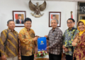 KERJA SAMA: Rektor UMK Prof. Dr. Ir. Darsono, M.Si bersama delegasi UMK melakukan kunjungan untuk program internasionalisasi di Ruang Pertemuan Konjen RI, Songkhla Thailand pada Rabu, 19 Oktober 2022. (Istimewa/Lingkarjateng.id)
