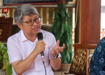 BERBINCANG: Direktur Jenderal (Dirjen) Perimbangan Keuangan Kementerian Keuangan (Kemenkeu) RI,  Astera Primanto Bhakti saat berbincang dengan penerima BLT di Desa Tempuran, Kecamatan Blora, Kabupaten Blora pada Kamis, 6 Oktober 2022. (Dok. Pemkab Blora/Lingkarjateng.id)