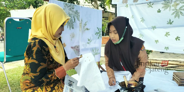 MEMBATIK: Siswa SMA N 1 Toroh, Kabupaten Grobogan belajar membatik saat acara Art and Culture Batik Festival di lapangan Asoka sekolah setempat pada Minggu, 2 Oktober 2022. (Muhamad Ansori/Lingkarjateng.id)