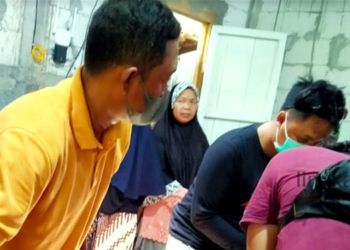 PEMERIKSAAN: Petugas medis saat memeriksa seorang bocah yang tewas tenggelam di saluran irigasi Waduk Kedung Ombo turut Dusun Truwili, Desa Dimoro, Kecamatan Toroh, Kabupaten Grobogan pada Sabtu, 8 Oktober 2022 siang. (Muhamad Ansori/Lingkarjateng.id)