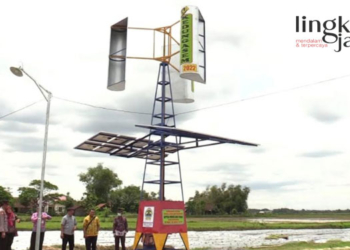 PENERANGAN: Tower Omah Setrum Pintar yang dipasang di Desa Kedungasem, Kecamatan Sumber kini dapat menerangi aktivitas warga di malam hari. (R. Teguh Wibowo/Lingkarjateng.id)