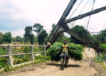 BAHAYA: Kondisi menara jembatan Juwero di Desa Triharjo, Kecamatan Gemuh, Kabupaten Kendal yang ambruk karena pondasi diterjang arus sungai. (Arvian Maulana/Lingkarjateng.id)