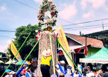 MERIAH: Tradidi Meron di Kecamatan Sukolilo, Kabupaten Pati berlangsung meriah dengan mengarak 14 gunungan. (Arif Febriyanto/Lingkarjateng.id)