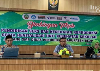 SEREMONIAL: Sekretaris Dinas Pendidikan Blora, Widodo (tengah) saat mengisi acara Bimbingan Teknis Pendidikan Seks dan Kesehatan Reproduksi. (Istimewa/Lingkarjateng.id)